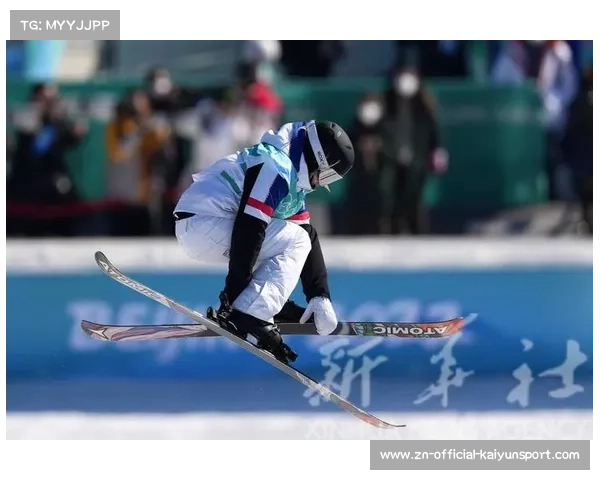 冬奥会自由式滑雪现场：加拿大选手夺冠后与吉祥物机器人共舞